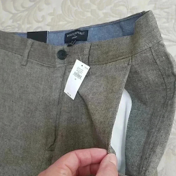 Banana Republic 10" Slim- Fit Linen Olive Herringbone Short - Picture 5 of 11